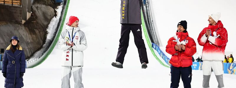 Geht es für Philipp Raimund auch auf der Großschanze hoch hinaus? - Foto: Daniel Karmann/dpa