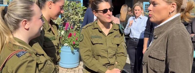 Vor ihrem Besuch im Gazastreifen tauschte sich Klöckner mit israelischen Soldatinnen aus.  - Foto: Ulrich Steinkohl/dpa