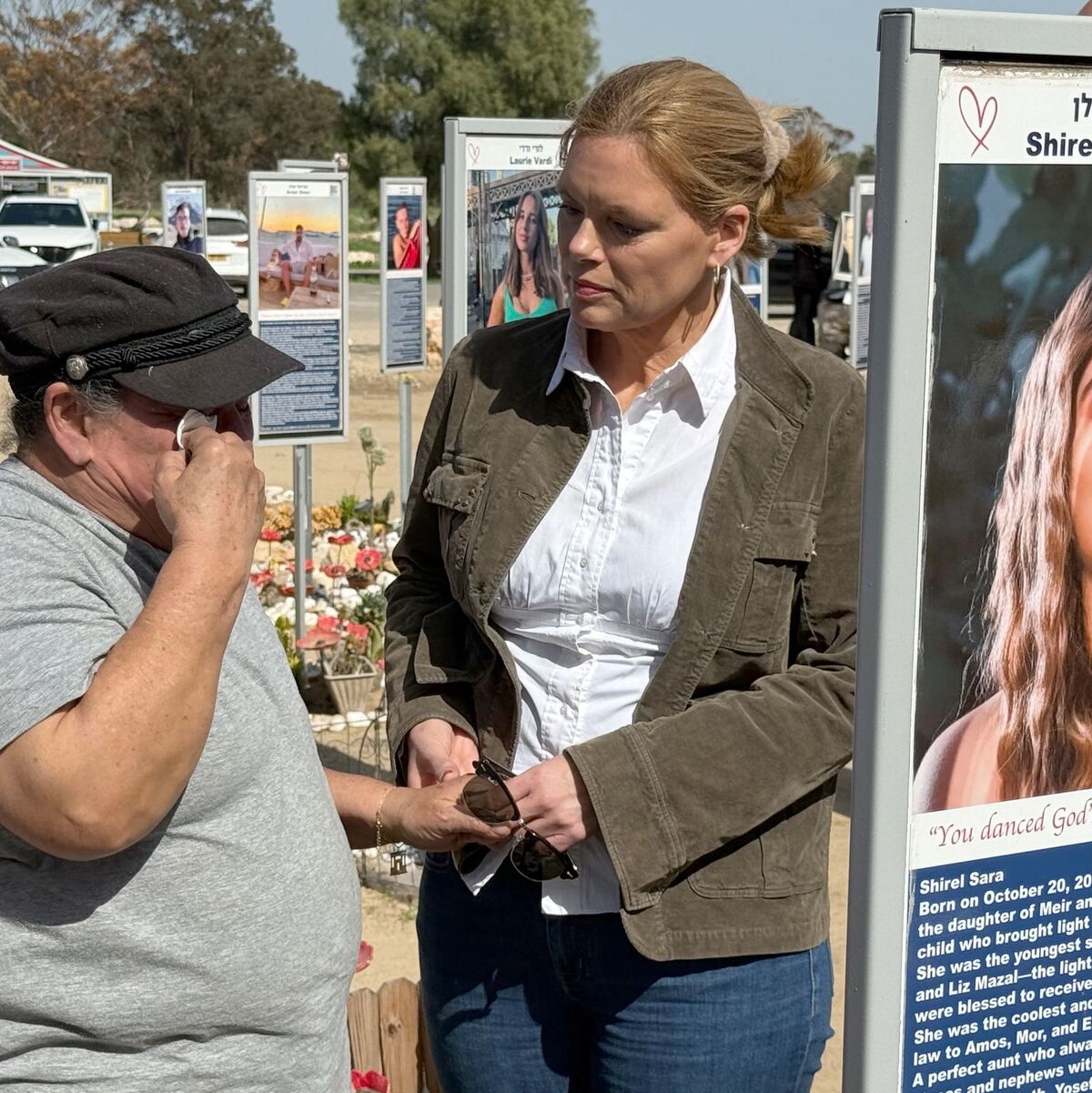 Am Mahnmal des Supernova Festivals erfährt Klöckner hautnah, wie groß der Schmerz in Israel wegen des Überfalls am 7. Oktober 2023 noch immer ist.  - Foto: Ulrich Steinkohl/dpa