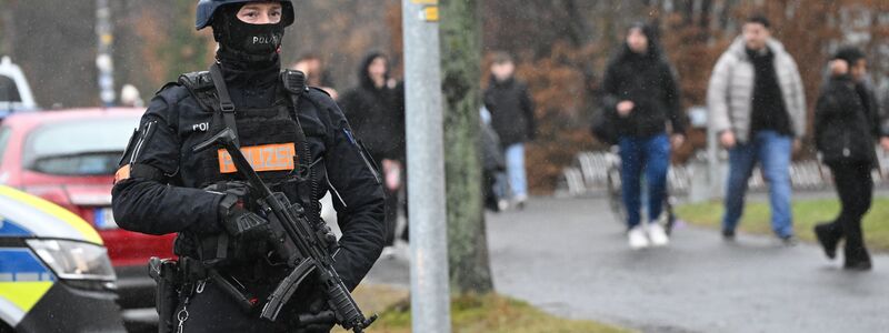 Die Polizei hat das Gelände abgesucht. - Foto: Julian Stratenschulte/dpa