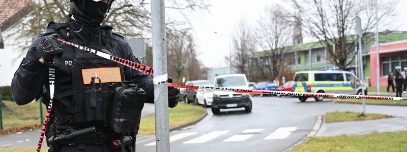 Das Gelände war zwischenzeitlich weiträumig abgesperrt. - Foto: Julian Stratenschulte/dpa