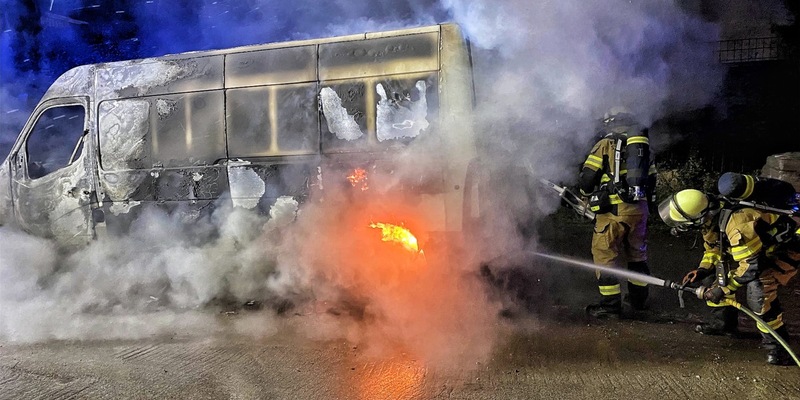 FW-NE: Brennender Transporter im Barbaraviertel | Starke Rauchentwicklung in der Nacht - Foto: presseportal.de