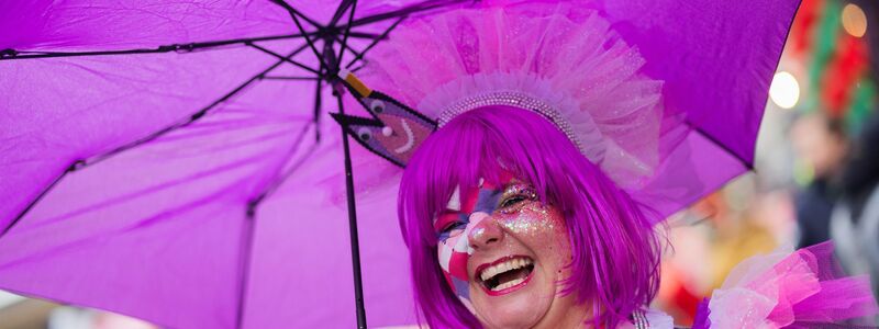 Ein gefragtes Verkleidungsaccessoire war der Regenschirm. - Foto: Rolf Vennenbernd/dpa