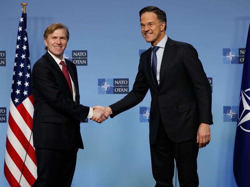 Schlug an der Seite von Nato-Generalsekretär Mark Rutte überraschend versöhnliche Töne an: US-Verteidigungsstaatssekretär Elbridge Colby (l). - Foto: Geert Vanden Wijngaert/AP/dpa