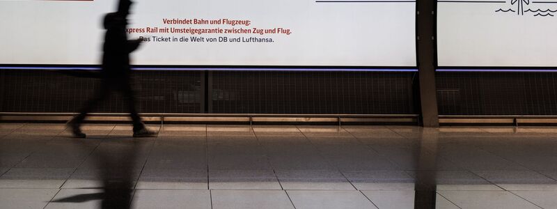 Lufthansa schickt Passagiere wegen des Crew-Streiks auf die Bahn. - Foto: Hannes P. Albert/dpa