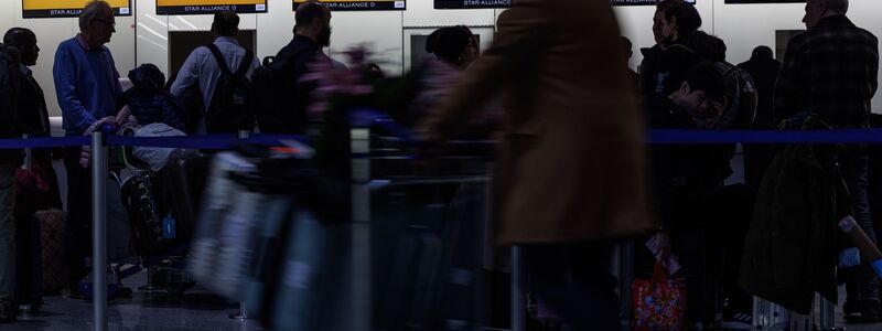 An den Umbuchungsschaltern bilden sich lange Schlangen.   - Foto: Hannes P. Albert/dpa
