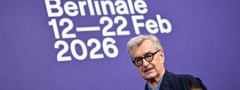 Wim Wenders bei der Jury-Pressekonferenz. - Foto: Sebastian Christoph Gollnow/dpa