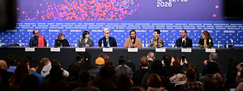 Die diesjährige Jury im Wettbewerb um den Goldenen Bären. - Foto: Sebastian Christoph Gollnow/dpa