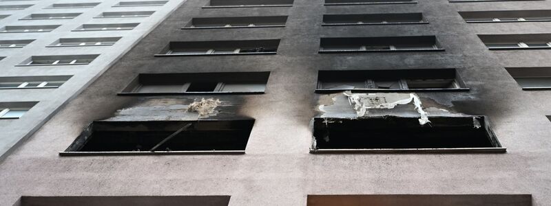 Der Qualm zog auch weit die Fassade hoch. - Foto: Markus Lenhardt/dpa