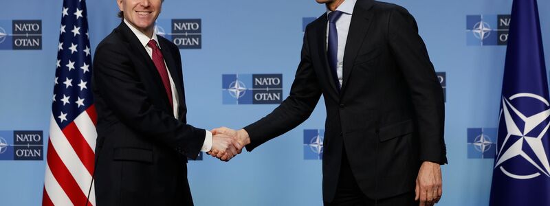 Schlug an der Seite von Nato-Generalsekretär Mark Rutte überraschend versöhnliche Töne an: US-Verteidigungsstaatssekretär Elbridge Colby (l). - Foto: Geert Vanden Wijngaert/AP/dpa