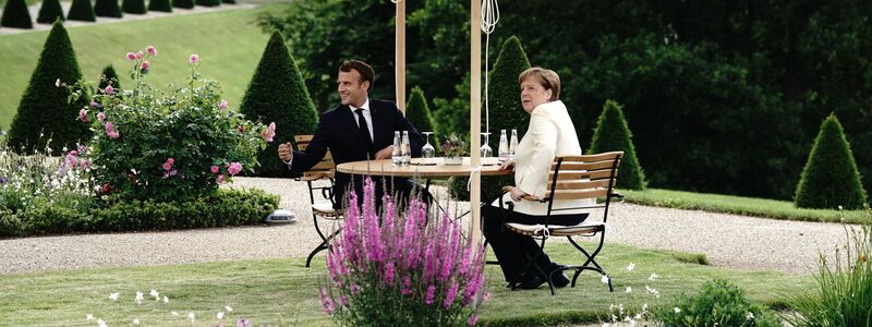 Auch Kanzlerin Merkel empfing Gäste wie Frankreichs Präsident Macron in Meseberg. (Archivbild)   - Foto: Kay Nietfeld/dpa-Pool/dpa