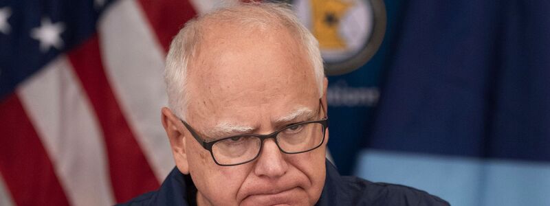 Spricht von langwierigen negativen Folgen durch die Einsätze der Bundesbeamten - Minnesotas Gouverneur Tim Walz (Archivbild).  - Foto: Jerry Holt/Star Tribune via AP/dpa