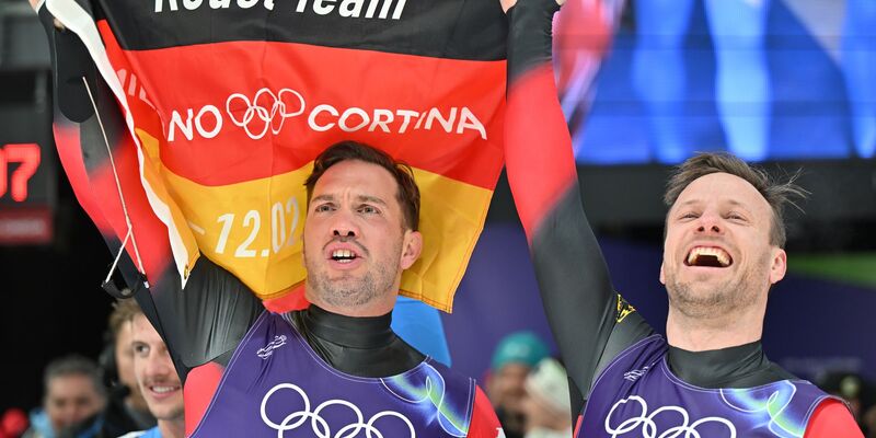 Die Doppelsitzer Tobias Wendl (l) und Tobias Arlt jubeln im Doppelsitzer über ihren dritten Platz. - Foto: Robert Michael/dpa