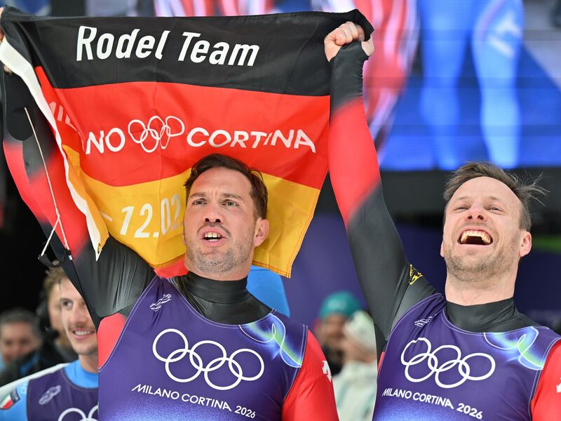 Die Doppelsitzer Tobias Wendl (l) und Tobias Arlt jubeln im Doppelsitzer über ihren dritten Platz. - Foto: Robert Michael/dpa