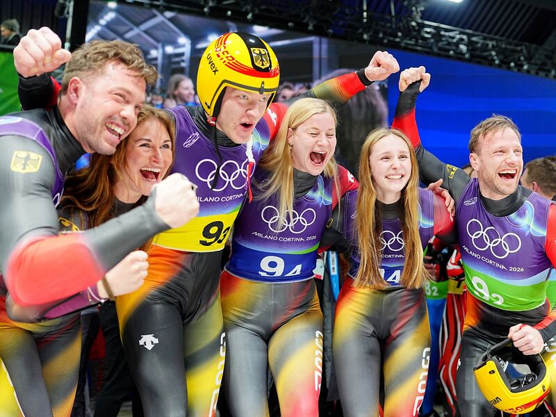 Die deutschen Rodler gewinnen Gold in der Team-Staffel.  - Foto: Michael Kappeler/dpa