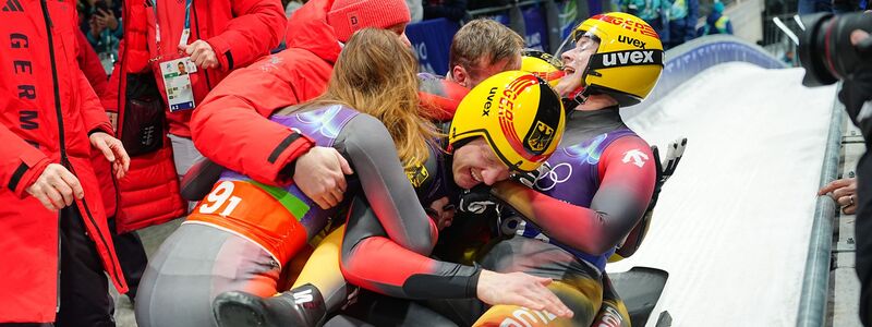 Der Jubel im Eiskanal kennt nach dem Olympiasieg in der Team-Staffel keine Grenzen.  - Foto: Michael Kappeler/dpa