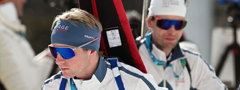 Johan-Olav Botn (vorn) und Sturla Holm Laegreid bereiten sich auf das nächste Rennen vor. - Foto: Hendrik Schmidt/dpa