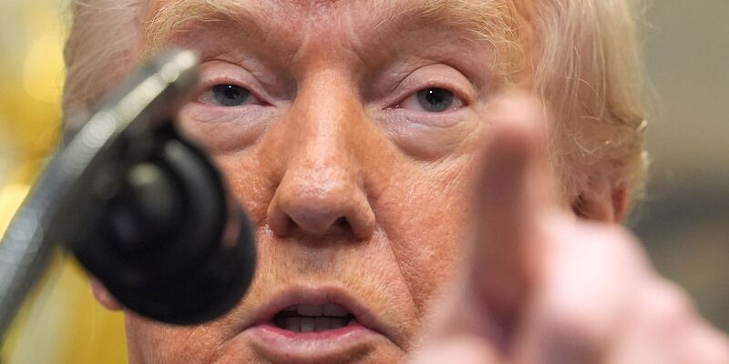 Trump warnt den Iran vor schwerwiegenden Konsequenzen, sollte sich das Land nicht mit den USA auf einen Deal einigen.  - Foto: Evan Vucci/AP/dpa