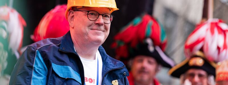 Der Kölner Oberbürgermeister Torsten Burmester trat im «Bob der Baumeister»-Kostüm auf. - Foto: Rolf Vennenbernd/dpa