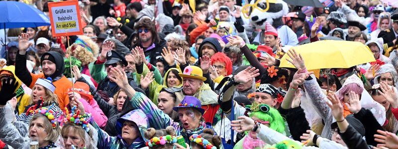 Die diesjährige Weiberfastnacht war ein nasser Start in den Straßenkarneval.  - Foto: Federico Gambarini/dpa