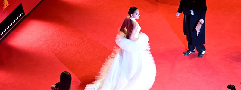 Gizem Emre vor der Gala. - Foto: Sebastian Christoph Gollnow/dpa