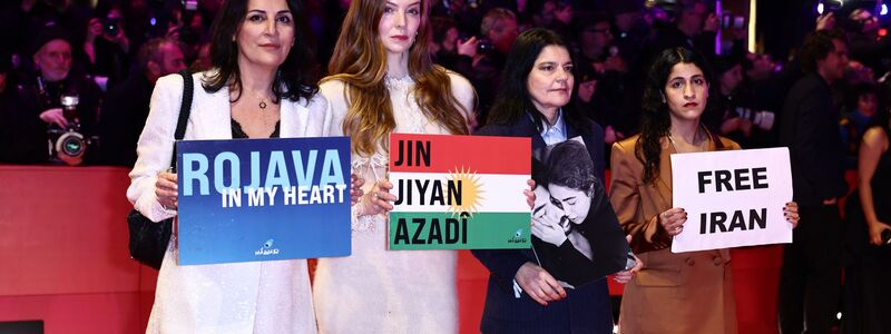 Menschenrechtsaktivistin Düzen Tekkal (l-r), Schauspielerin Pheline Roggan und Schauspielerin Jasmin Tabatabai auf dem Teppich. - Foto: Christoph Soeder/dpa