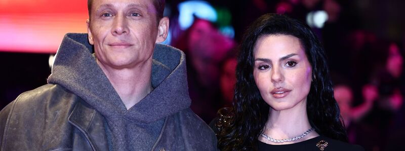 Ruby O. Fee und Matthias Schweighöfer kamen gemeinsam auf den Teppich. - Foto: Christoph Soeder/dpa