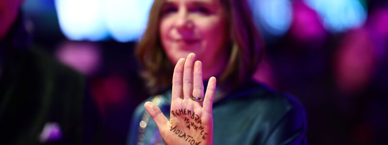Politikerin Katrin Göring-Eckardt hat auf ihrer Hand stehen: «Remembrance is not a violation». - Foto: Christoph Soeder/dpa
