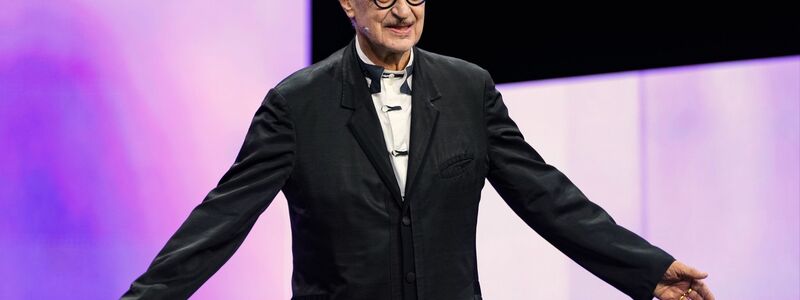 Der Jury-Präsident Wim Wenders kommt auf die Bühne. - Foto: Soeren Stache/dpa