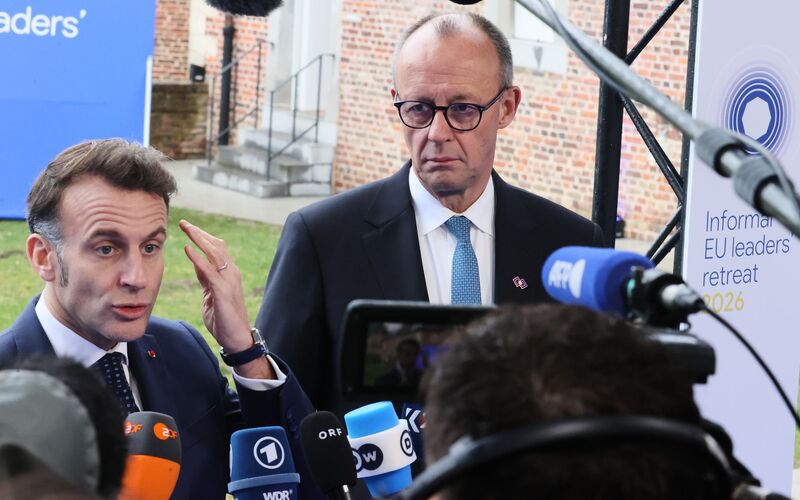 Betonen vor dem EU-Gipfel ihre Einigkeit: Macron und Merz.  - Foto: Francois Walschaerts/AP/dpa