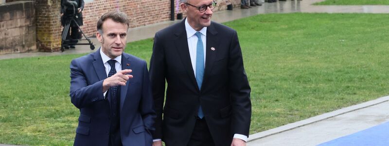Frankreichs Präsident Macron und Bundeskanzler Merz kamen gemeinsam an. - Foto: Francois Walschaerts/AP/dpa