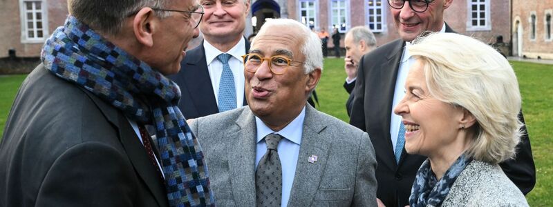 Als Experte geladen: Der ehemalige italienische Ministerpräsident Enrico Letta (l) hat 2024 einen Bericht zur Zukunft des europäischen Binnenmarkts erarbeitet. - Foto: Nicolas Tucat/Pool AFP/AP/dpa
