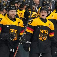 Leon Draisaitl und Tim Stützle führen Deutschlands Eishockey-Team zum Sieg gegen Dänemark - Foto: Hassan Ammar/AP/dpa