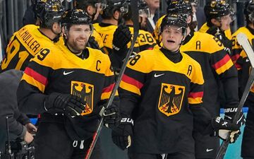 Leon Draisaitl und Tim Stützle führen Deutschlands Eishockey-Team zum Sieg gegen Dänemark - Foto: Hassan Ammar/AP/dpa