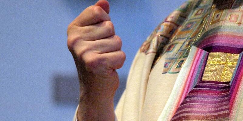 Katholischer Pfarrer in einer Messe (Archiv) - Foto: via dts Nachrichtenagentur