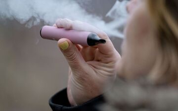 Wie groß ist das Gesundheitsrrisiko von E-Zigaretten? (Archivbild) - Foto: Marijan Murat/dpa/dpa-tmn