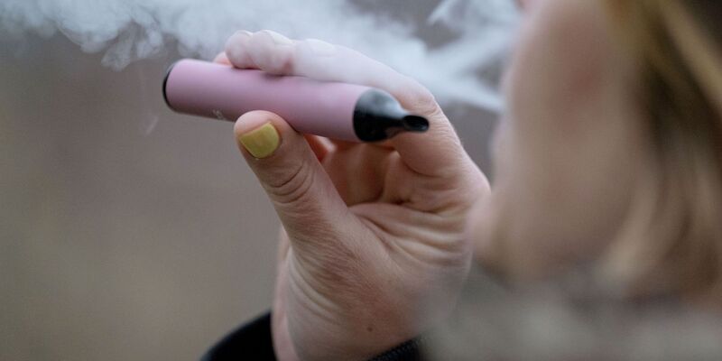 Wie groß ist das Gesundheitsrrisiko von E-Zigaretten? (Archivbild) - Foto: Marijan Murat/dpa/dpa-tmn