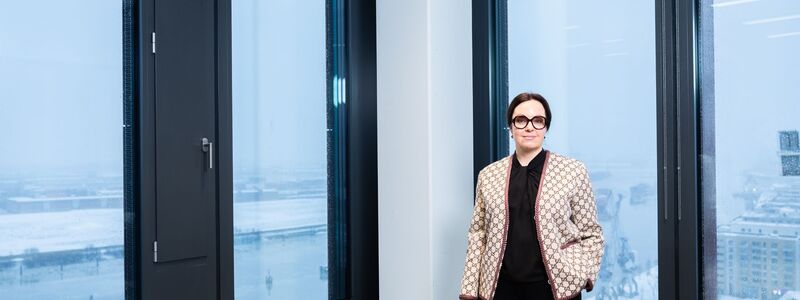 Die Schwedin Borg leitet seit 2020 den staatseigenen schwedischen Energiekonzern Vattenfall, der Deutschland zu seinen Kernmärkten zählt. Auf dem Bild steht Borg in der Hamburger Vattenfall-Zentrale. Im  Hintergrund ist die Norderelbe zu sehen. (Archivbild) - Foto: Ulrich Perrey/dpa