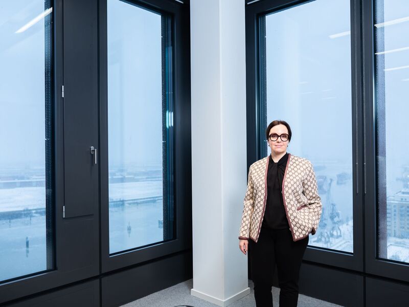 Die Schwedin Borg leitet seit 2020 den staatseigenen schwedischen Energiekonzern Vattenfall, der Deutschland zu seinen Kernmärkten zählt. Auf dem Bild steht Borg in der Hamburger Vattenfall-Zentrale. Im  Hintergrund ist die Norderelbe zu sehen. (Archivbild) - Foto: Ulrich Perrey/dpa