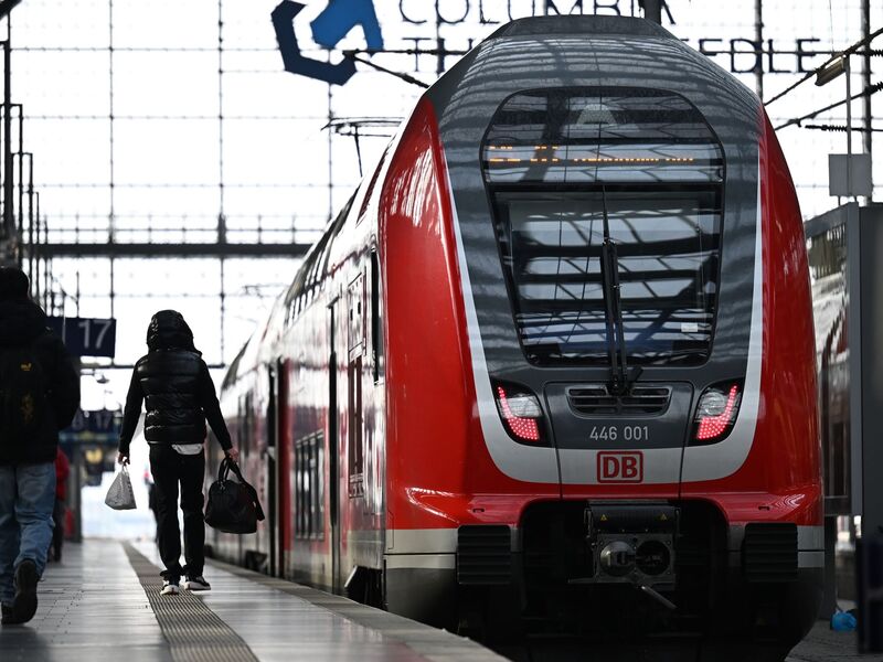 Der tödliche Angriff auf einen Zugbegleiter in einem Regionalzug hat bundesweit Entsetzen ausgelöst. (Archivbild) - Foto: Michael Brandt/dpa