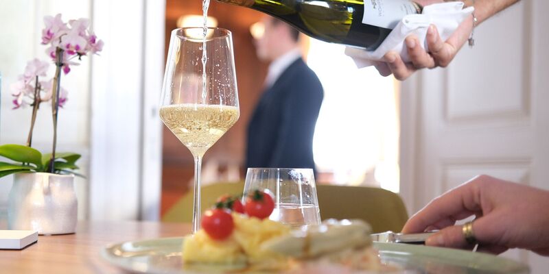 Die Unternehmen im Gastgewerbe konnten ihre Umsätze zuletzt meist nur noch wegen der gestiegenen Preise steigern. Preisbereinigt verzeichneten sie hingegen einen Rückgang der Erlöse. - Foto: Bernd Weißbrod/dpa