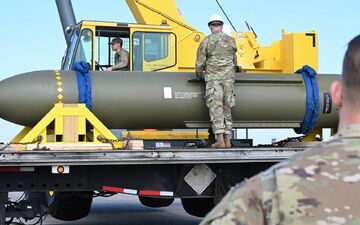 Die bunkerbrechende Bombe kann auch sehr tief liegende Anlagen angreifen. (Archivbild) - Foto: Uncredited/US Air Force/dpa