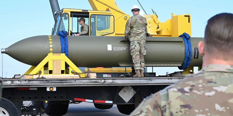Die bunkerbrechende Bombe kann auch sehr tief liegende Anlagen angreifen. (Archivbild) - Foto: Uncredited/US Air Force/dpa