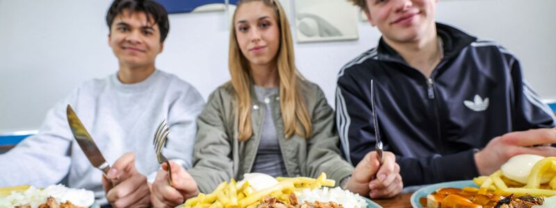 Beliebt auch bei Schülern und Studenten: Der «Taxi-Teller» ist im Trend. - Foto: Christoph Reichwein/dpa