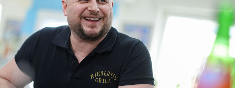 Imbissbetreiber Stergios Angelou bietet den «Taxi-Teller» schon länger an, hat aber in jüngster Zeit deutlich mehr Bestellungen. - Foto: Christoph Reichwein/dpa