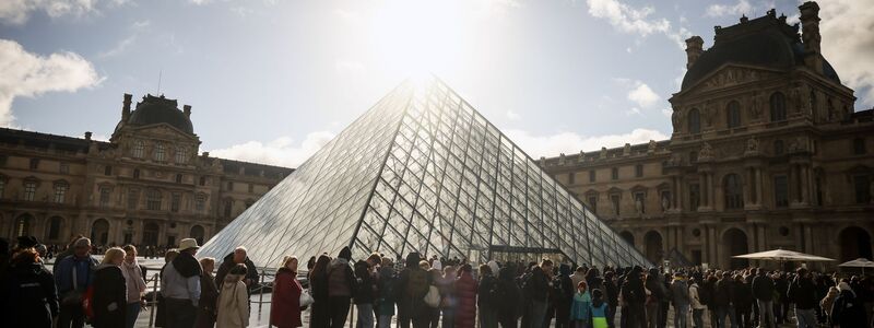 Wegen des Verdachts auf Betrug mit gefälschten Tickets hat der Louvre die Polizei eingeschaltet. (Archivbild)  - Foto: Thomas Padilla/AP/dpa