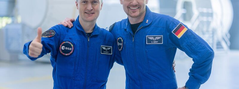 Alexander Gerst (r) aus Baden-Württemberg arbeitete zweimal, der Saarländer Matthias Maurer einmal auf der Internationalen Raumstation ISS. (Archivbild) - Foto: Rolf Vennenbernd/dpa