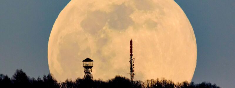 Die letzte bemannte Mondlandung fand 1972 bei der Apollo-17-Mission der Nasa statt. (Archivbild) - Foto: Peter Komka/MTI via AP/dpa