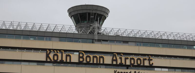 Wegen eines Vorfalls läuft am Flughafen Köln/Bonn ein Polizeieinsatz. (Archivbild) - Foto: Sascha Thelen/dpa