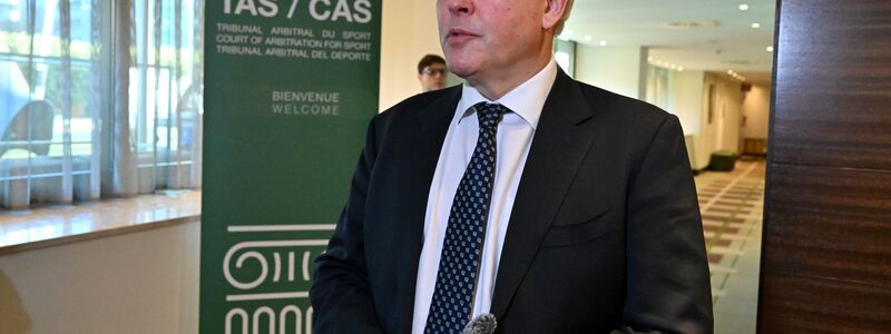 Cas-Generaldirektor Matthieu Reeb spricht vor der Anhörung. - Foto: Peter Kneffel/dpa